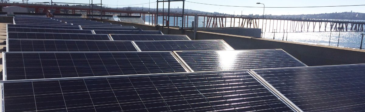 Panorámica de paneles solares frente a la bahía de Quintero, 2015